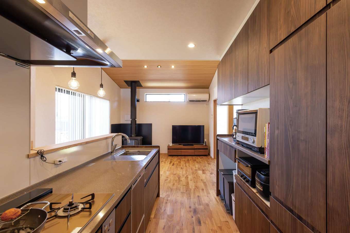 神谷綜合建設 カミヤの家【子育て、省エネ、平屋】ダイニングやリビング、和室も一望でき、家事をしながら窓の外の美しい景色を感じることができるキッチン