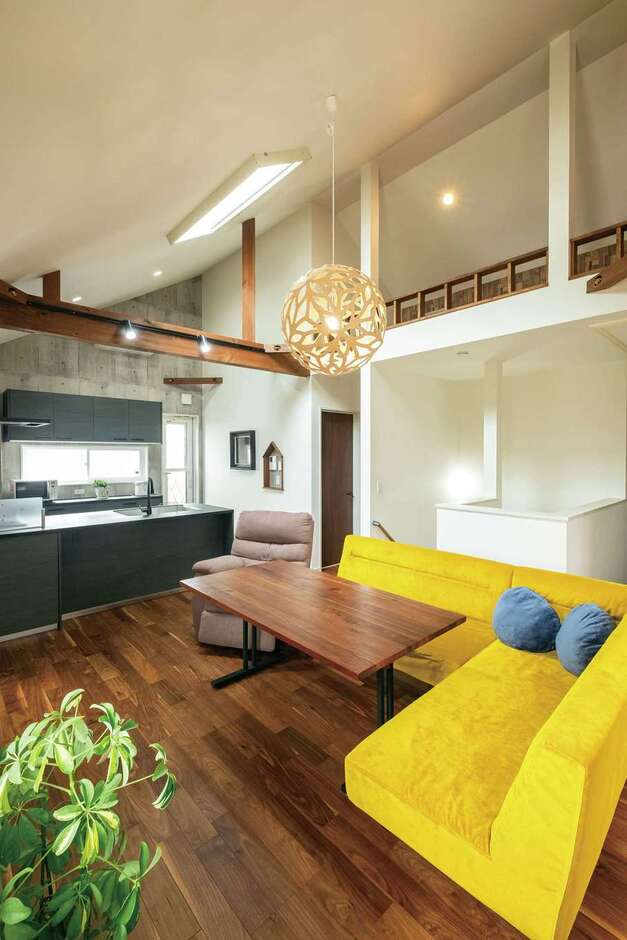 14畳のLDKにはブラックのオープンタイプキッチン。すっきりした空間に北欧デザインの照明が映える。トップライトの効果でより明るさが増した。