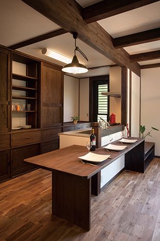 サイエンスホーム【1000万円台、デザイン住宅、狭小住宅】ダイニング用のカウンターをキッチンに併設。「食事の準備が楽になりました」と奥さま