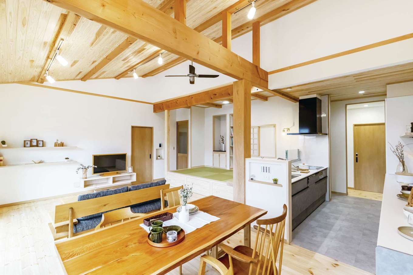 住まいるコーポレーション【自然素材、間取り、平屋】大黒柱には、玄関の框と同じ欅を採用。その横のニッチには、スイッチを集約し、キッチンからもダイニングからも手を伸ばしやすい
