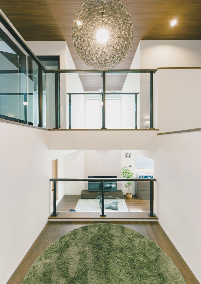 建築システム（狭小住宅専門店）【デザイン住宅、子育て、スキップフロア】リビングに実際以上の広がりをもたらす吹き抜けと中2階。光と視線を遮らないので、空間と家族に繋がりをもたらす