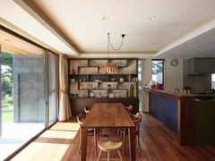家族が団らんを楽しむダイニング。壁一面の大きな窓から差す陽光が部屋全体を明るくしてくれる。インテリアが映える収納棚もあるので、自分たちらしい空間をつくり上げることができる