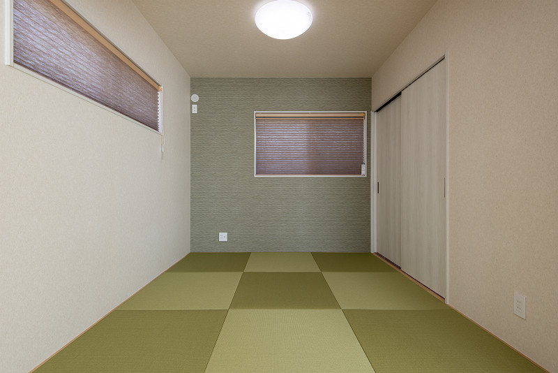 トキワハウス デザイン アンド ビルド（常盤工業）｜シンプルで落ち着いた雰囲気の和室。畳の色合いがモダンで心地よい。自然光が入る窓と、収納スペースも完備