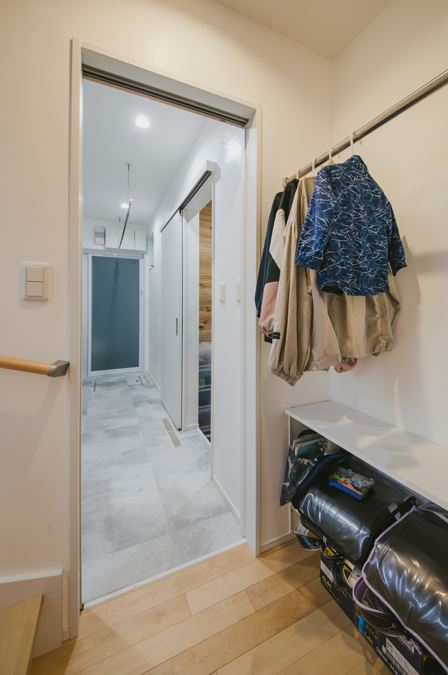 nattoku住宅【デザイン住宅、子育て、収納力】ランドリーと階段の間に設けたお支度コーナー。子どもたちが外着やランドセルを自分で片付ける習慣が身について、パパもママもラクになった