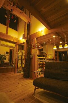 和室・キッチンとつながっている広々としたリビング。キッ チンのそばには薪ストーブがあり、ピザを焼く楽しみも。 天井には伝統工法『渡りあご工法』が広がっている