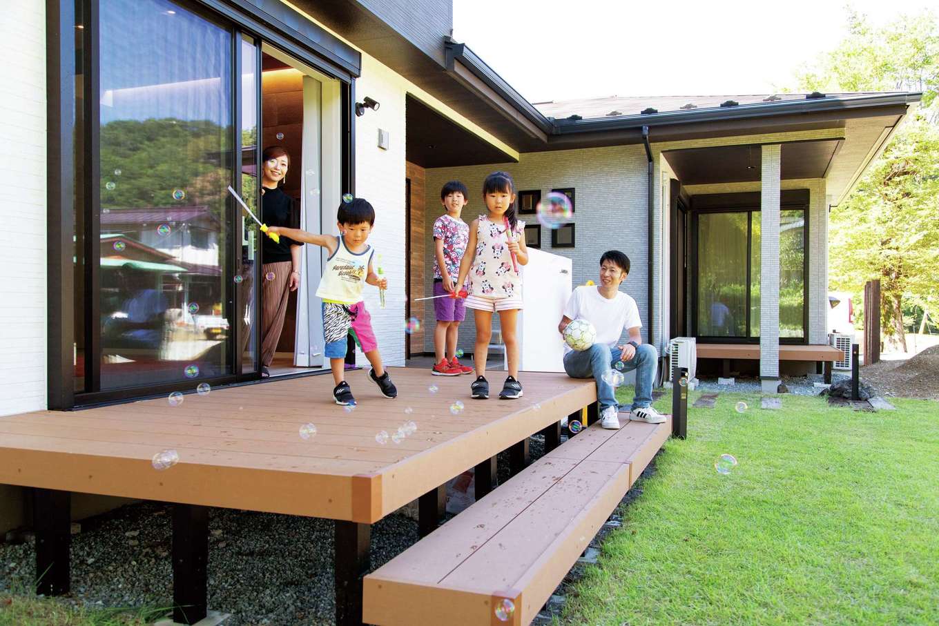 臼幸産業【デザイン住宅、収納力、二世帯住宅】アウトドアリビングとして大活躍のウッドデッキ