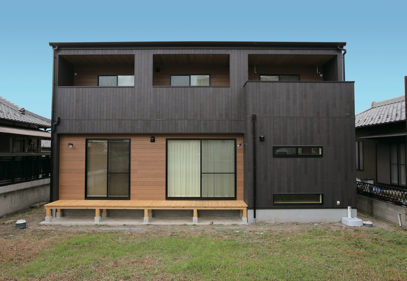 片桐建設【デザイン住宅、輸入住宅、省エネ】庭側の外観は、表側と全く異なる印象。実は予算の都合だが、そこを逆手にとって住宅に2面性を与えた。何年経っても飽きることはない　