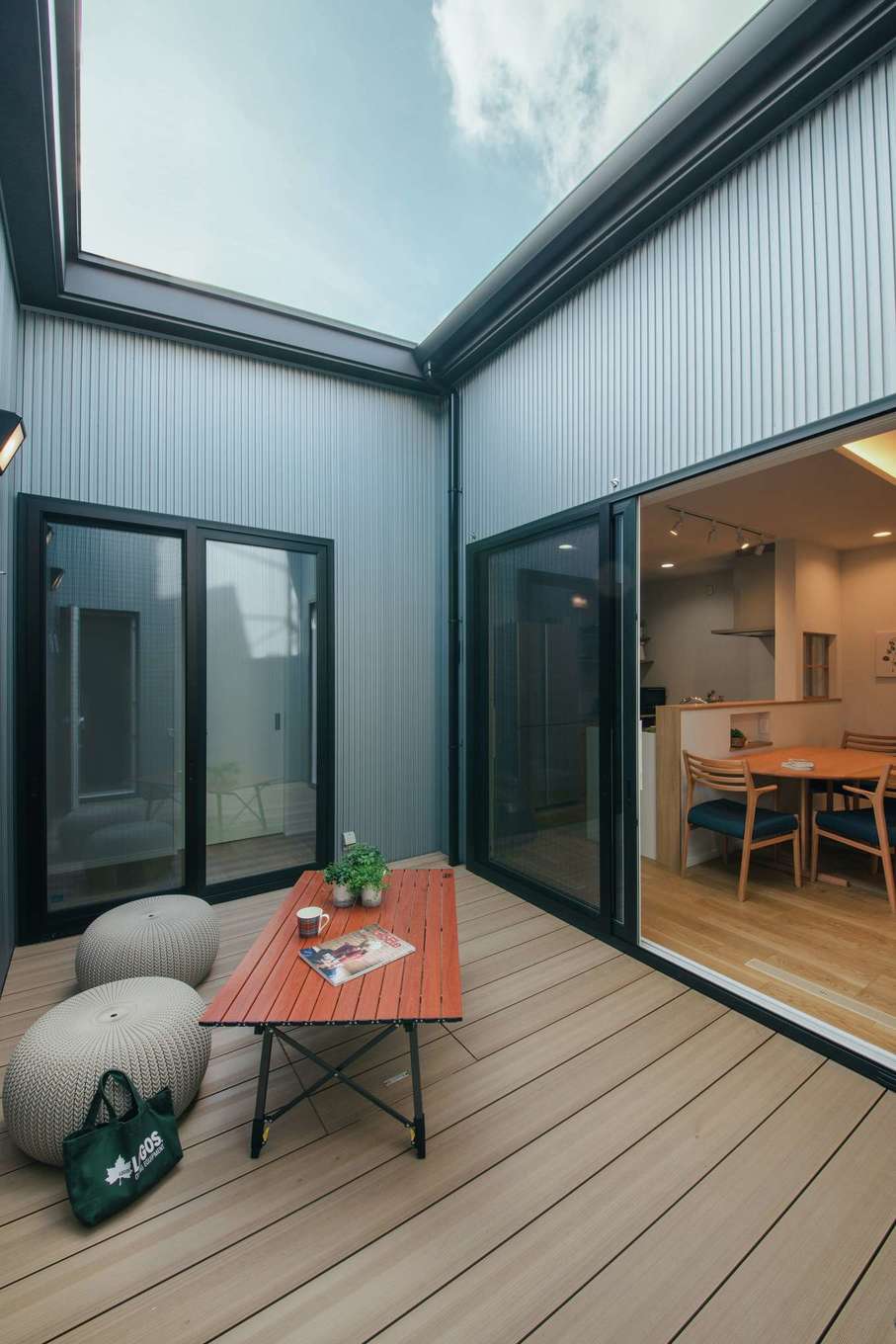 子育て安心住宅 Design Craft Office【子育て、間取り、平屋】マンション暮らしでは、バルコニーにいても向かいの建物からの視線が気になっていたHさん。外からの視線をカットする新居の中庭が、「家は心からリラックスできる場所」だと教えてくれた