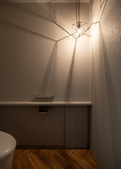 幾何学的な陰影が美しいトイレの照明