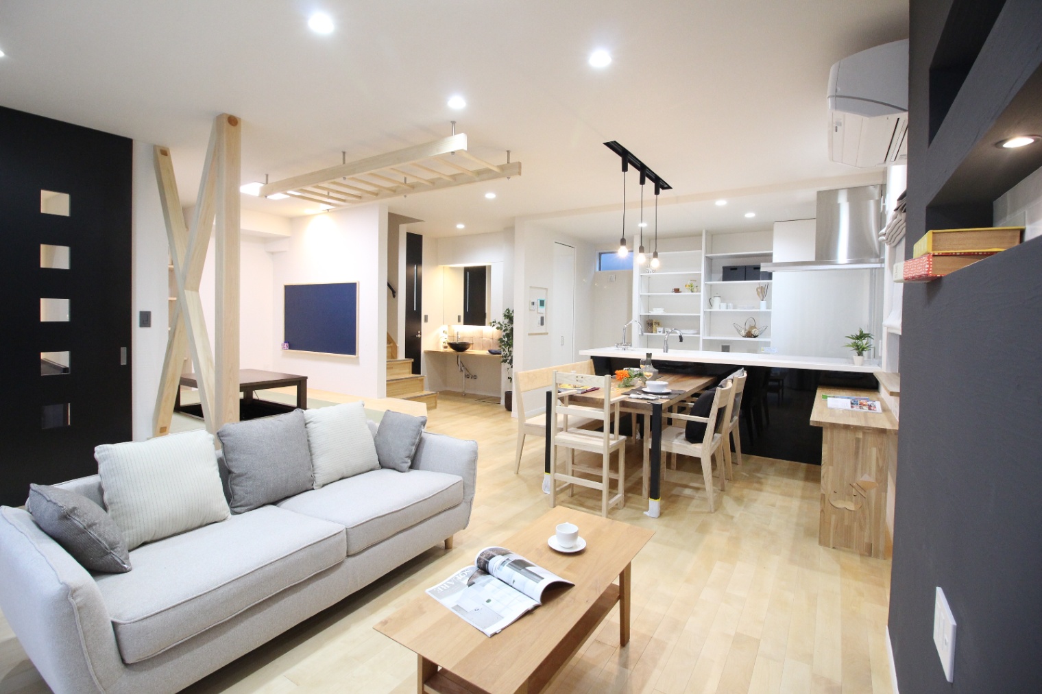 小野田産業～designers house project～｜うんてい、黒板で遊び心満載のLDK。扉で隠せる収納棚とキッチンボード開放感のあるレイアウトで、キッチン、ダイニング、リビングが一体となり、家族のコミュニケーションを促進するデザイン。