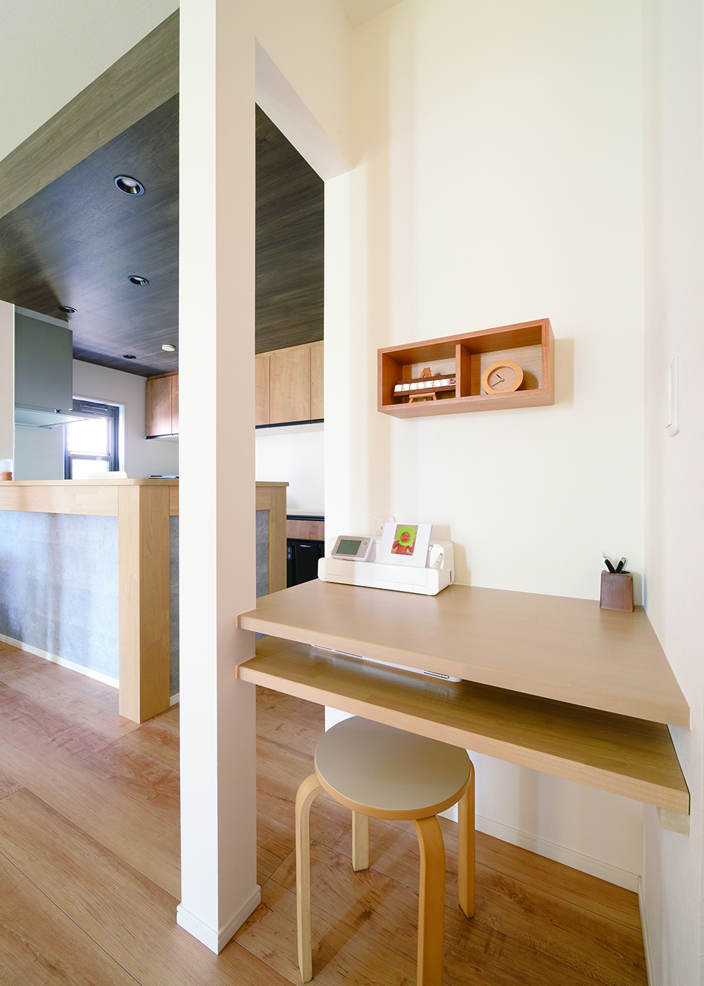 丸昇彦坂建設【デザイン住宅、子育て、間取り】スタディーコーナーは、座ったときにキッチンから目が合うように、サイドの壁は設けず柱のみの設計。また、収納との凹凸がない設計でスッキリと魅せている