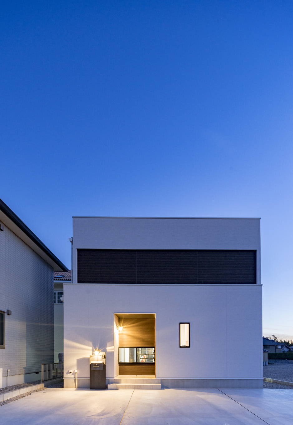 長坂篤建築研究所│nalabo（エヌエーラボ）【子育て、建築家、スキップフロア】白いBOXが2つ乗っかったように見えるスタイリッシュ＆モダンな外観。リビングの階段下に小さく切り取った窓を通して室内の気配がわかる