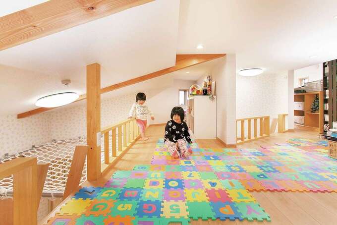 3つの子ども部屋、ご夫婦の寝室にあるウォークインクローゼットにもつながる大きなロフト。当面はここも子どもたちの楽しい遊び場に。階段からも上り下りできるので、収納スペースとしても使いやすい