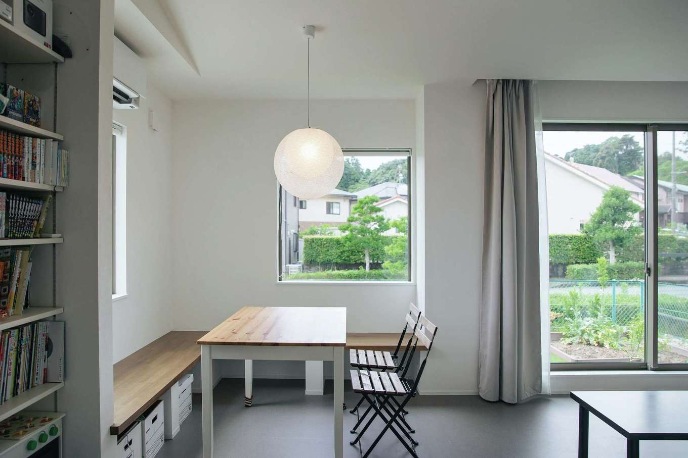 Yamaguchi Design 掛川店（アイフルホーム 掛川店）【デザイン住宅、間取り、平屋】ぼんぼりのようなペンダントライトの柔らかな光が食卓を包み込む