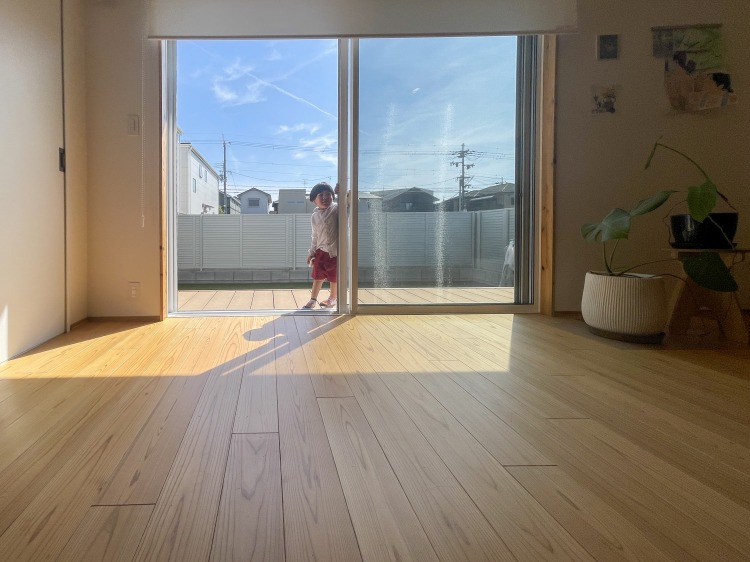 マツバラ工務店｜大きなリビングには大きな窓から自然光が差し込み、明るく開放感がある。リビングの向こうはウッドデッキとお庭が広がる