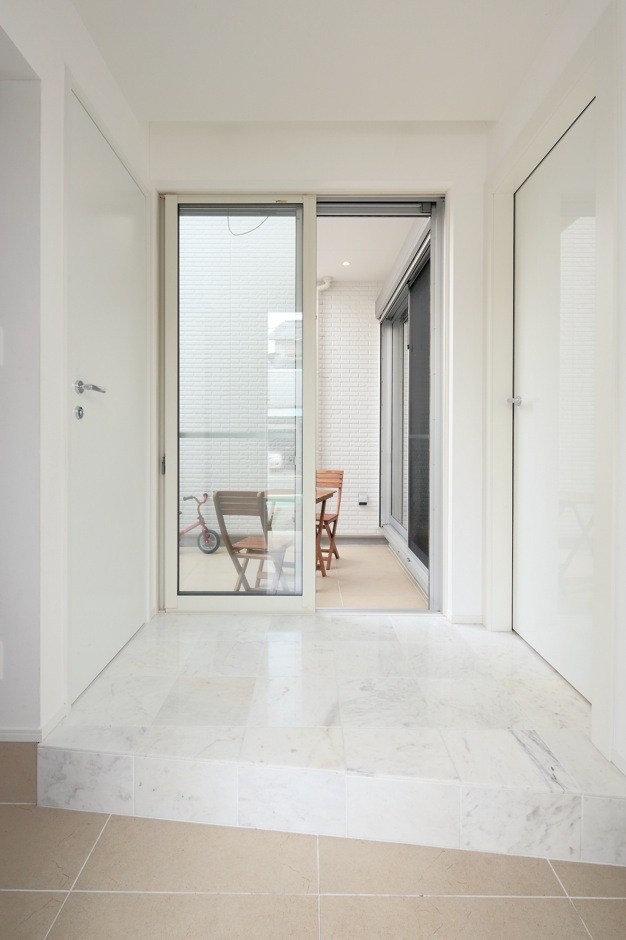 玄関扉を開けると、中庭の景色へと視線が伸びる