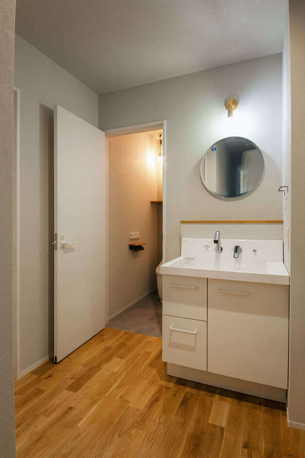 親世帯専用の洗面台とトイレ。子世帯と別々に設けたことで、お互いのプライバシーを確保