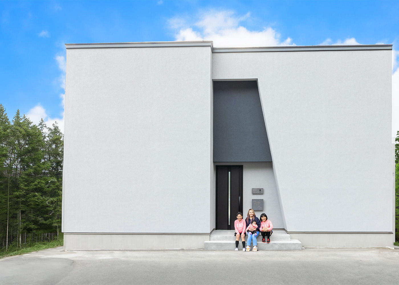 ARCHITECT STUDIO TEGOKORO （遠藤建築店）【デザイン住宅、間取り、インテリア】外観の色はライトグレーをチョイス。重くなりすぎず、かつ汚れが目立たないおすすめカラー。奥さまが一目惚れしたという、シンプルかつ存在感のある「パティエ」シリーズ「アロー」ならではの外観デザイン