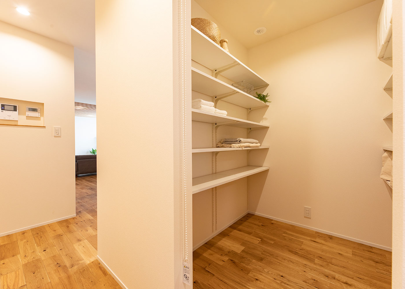 住家 JYUKA【デザイン住宅、間取り、平屋】子どもの成長を考慮して、収納を計画。個室とLDKの間に用途を限定しないウォークインを配置することで、各部屋の限られたスペースを有効活用しつつ、暮らし方の変化に対応できるようにした。玄関にも共用の棚と上着掛けが用意され、キレイの持続に貢献する