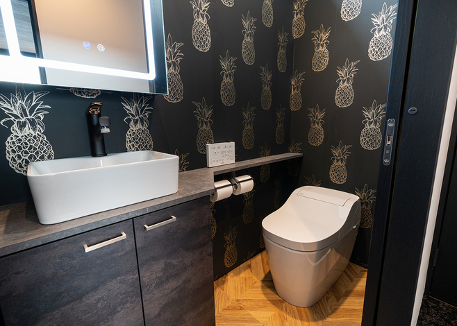 デザインクロスを貼ったトイレ