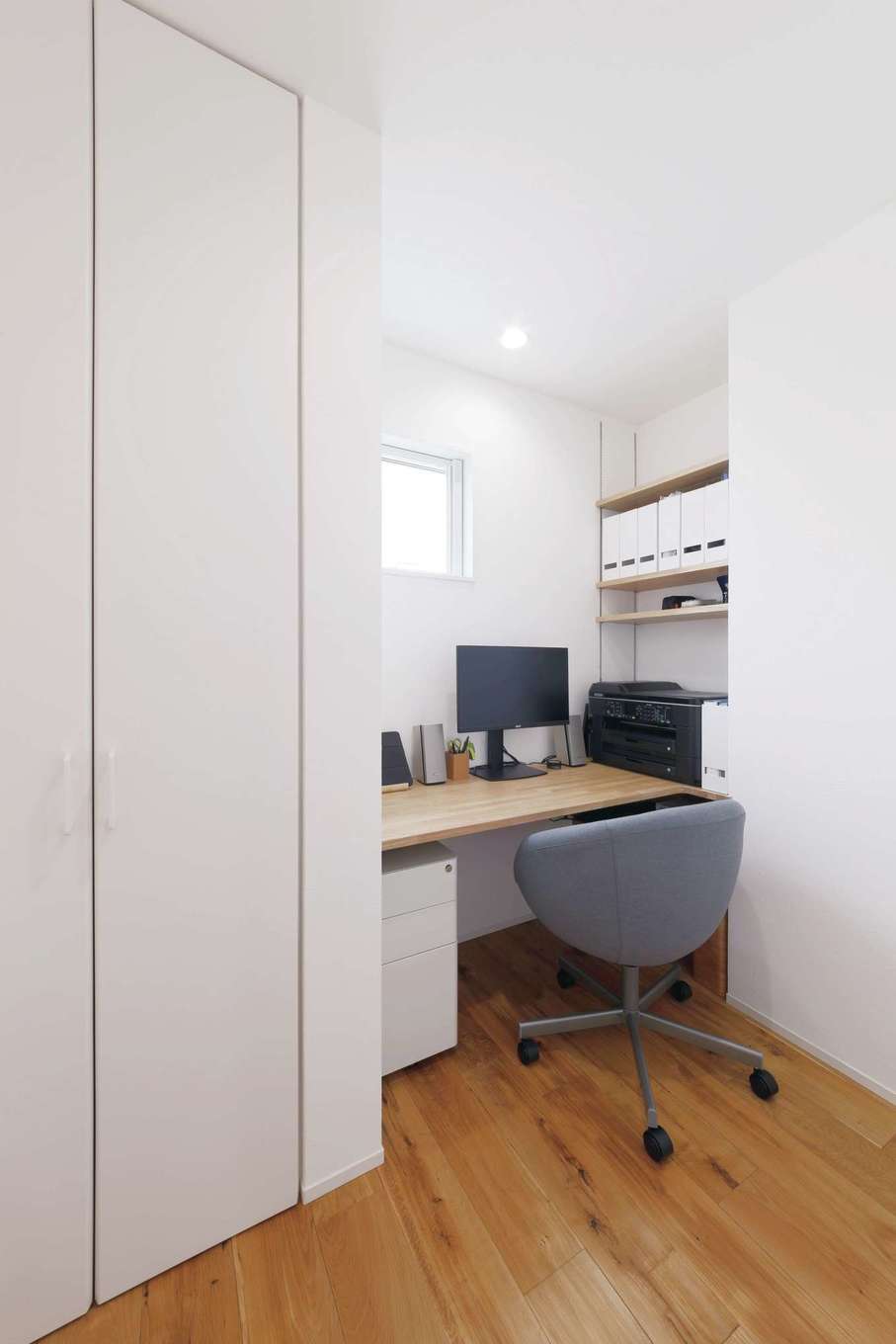 フジモクの家（富士木材）【自然素材、間取り、平屋】リビングのデッドスペースを活かしたご主人の書斎は約3畳。このサイズだからこそ集中できる