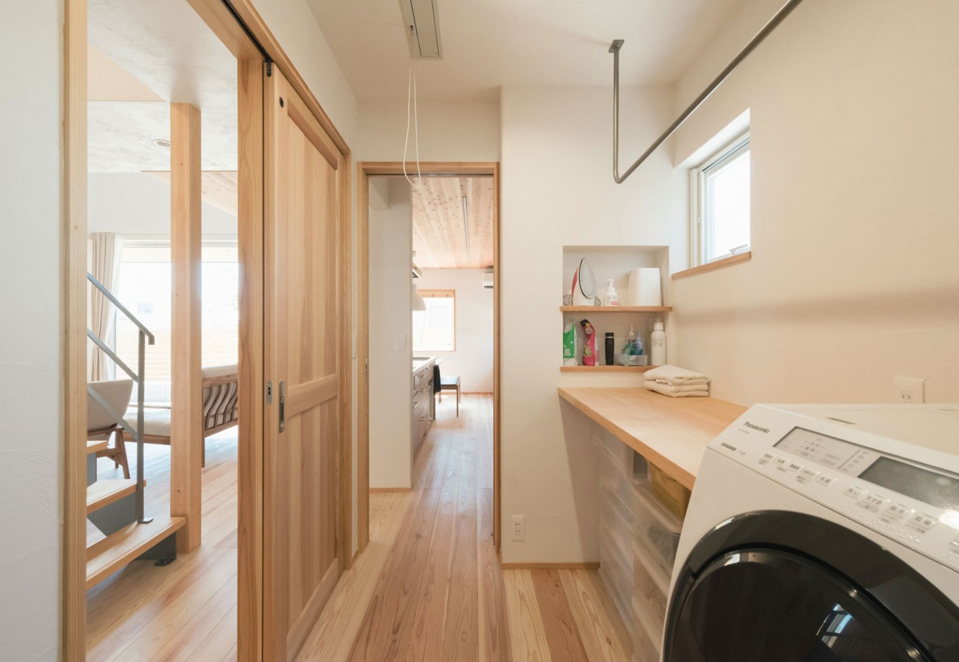 アイジースタイルハウス【デザイン住宅、和風】キッチンからつながる脱衣所兼ランドリールーム。家事動線も考え抜かれた間取りが毎日の暮らしに豊かさをもたらす