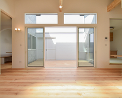 外からの視線を気にせずゆっくりとくつろげる中庭は、木目調のタイルを使用し、リビングと一体感ある仕上がりに。