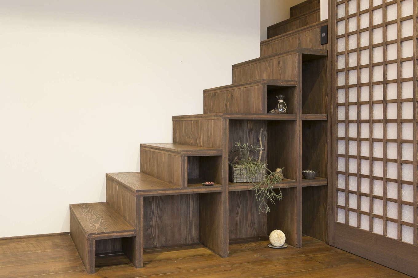 温戸ライフ【自然素材、間取り、インテリア】収納も兼ね備えたオリジナルの造作階段。古美術品のような表情と木の質感がお気に入り。建具とのバランスも絶妙。手に触れる機会が多いので、使い込むほどに味わいになっていく