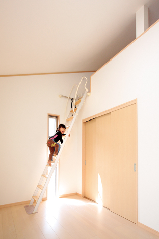 広いロフト付きの子ども部屋 ２つの子ども部屋それぞれに ゆったりサイズのロフトを設 置。収納はもちろん、子どもの 好奇心をくすぐる秘密基地に もなる。