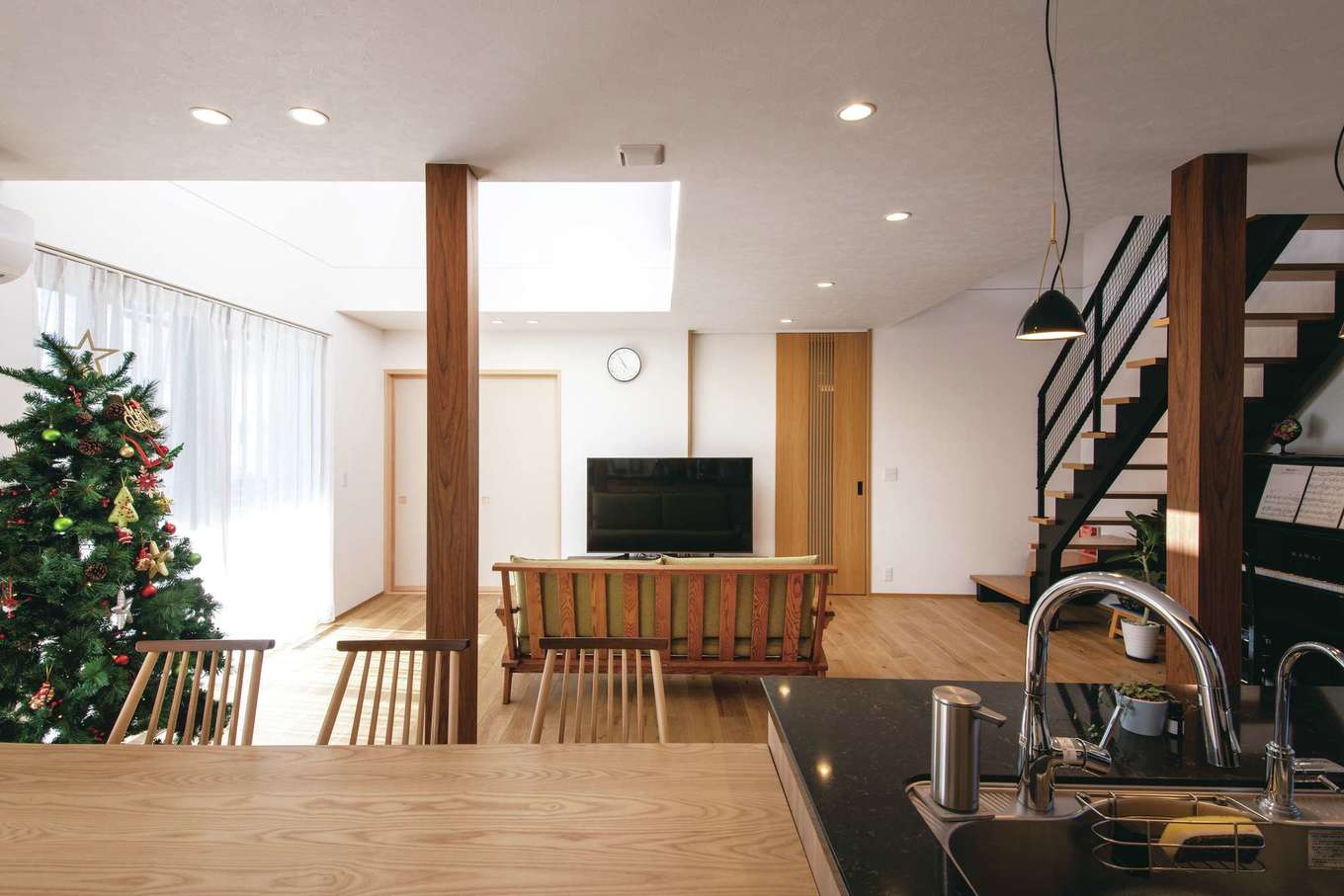 コットンハウス【子育て、二世帯住宅、省エネ】吹抜けから燦々と光が降り注ぐLDK。家族がどこにいても様子が見える位置にアイランドキッチンをレイアウト