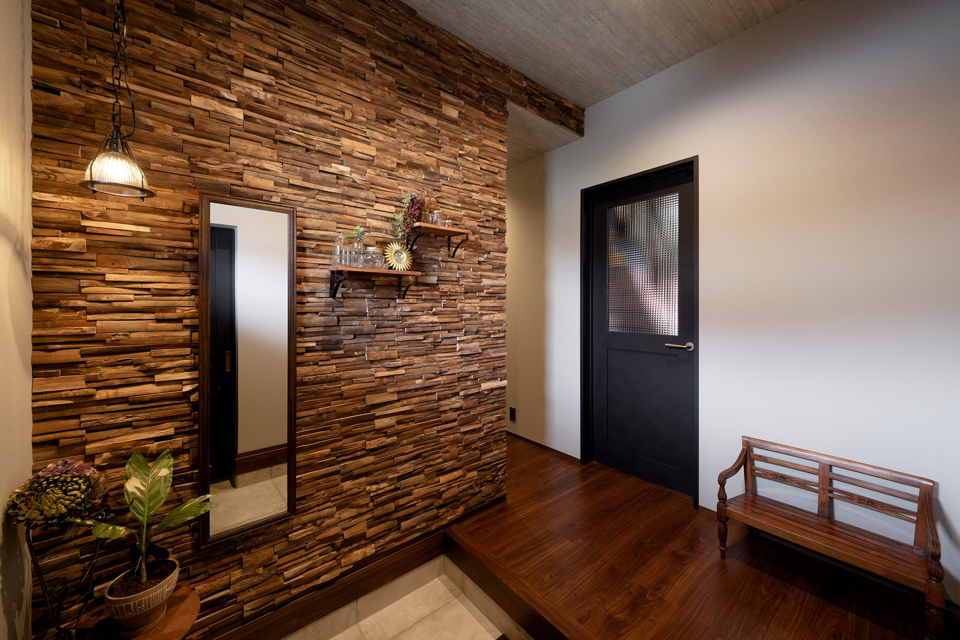 アサヒグローバルホーム｜リビングと同じウッドウォールをアクセントにした玄関ホール。