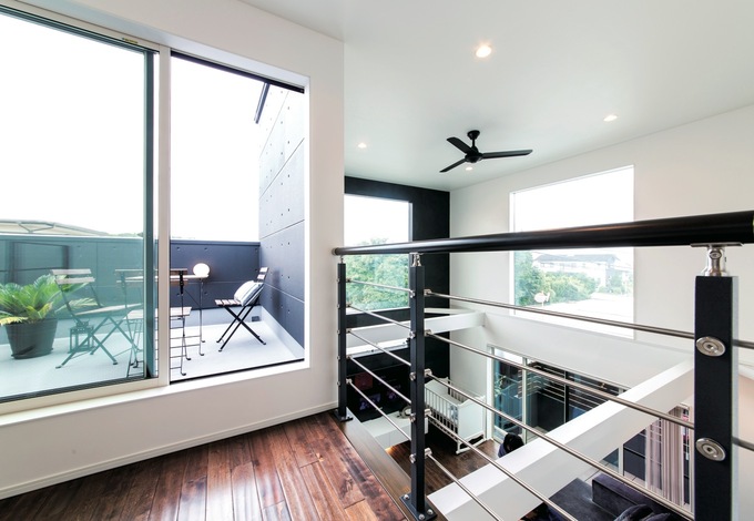 吹き抜けとテラスが一体化したような2階ホール。家の中なのに見晴らしがいい、広がりを感じるスペース