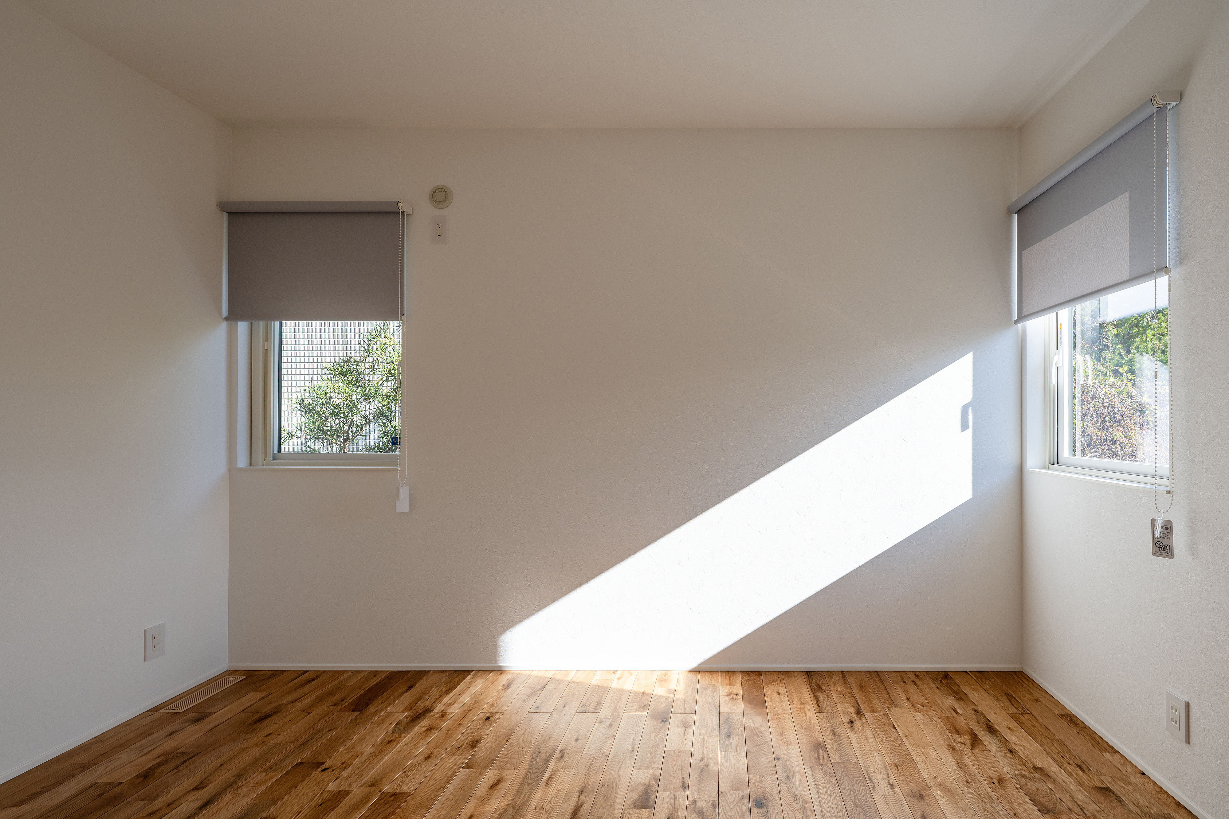 ハウスプラン（R＋house沼津・富士）【間取り、建築家、平屋】子ども部屋は、あらかじめ区切る形で2部屋用意。窓の位置やサイズは日射とプライバシーに配慮して決定されている