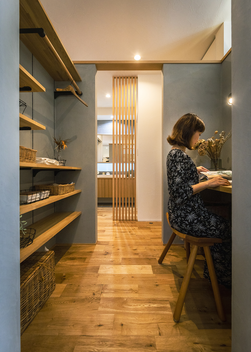 アトリエサクラ【静岡市葵区・モデルハウス】テレワークやスタディスペースなど、家族がフレキシブルに使える多目的なワークスペース。収納棚やハンガーポールも備えているので、身支度コーナーとしても活躍する