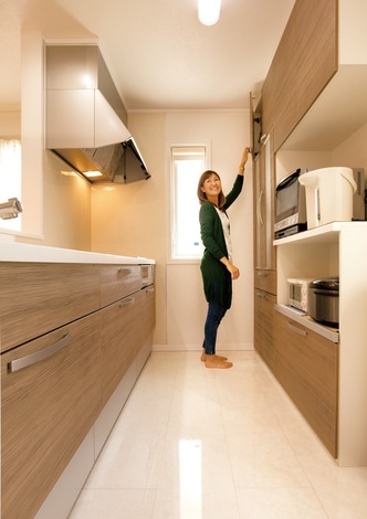 背の高い奥さまが使いやすいよう、広々としたキッチンスペースを用意。大理石調の床もお気に入り