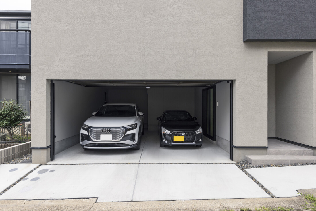 チェックハウス｜二台の車を収納できるビルドインガレージは、近代的なデザインで統一され利便性と美しさを兼ね備えている。