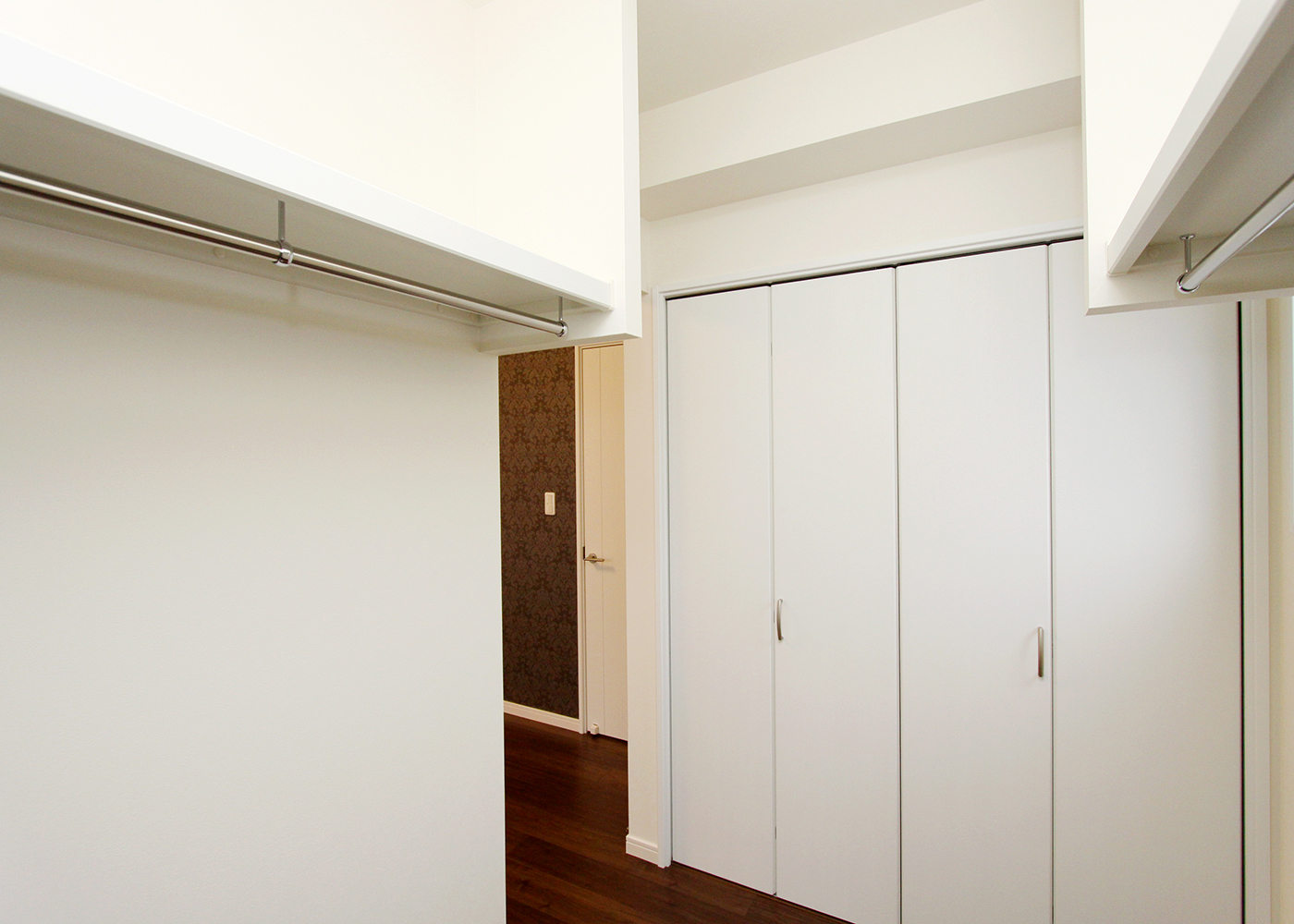 丸昇彦坂建設【デザイン住宅、間取り、インテリア】ウォークスルーのクローゼット。扉付きの収納もあるため、衣類によって使い分けが可能