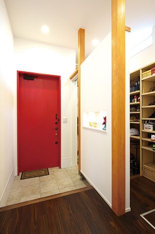 玄関収納は、収納棚を配置しスッキリした印象に