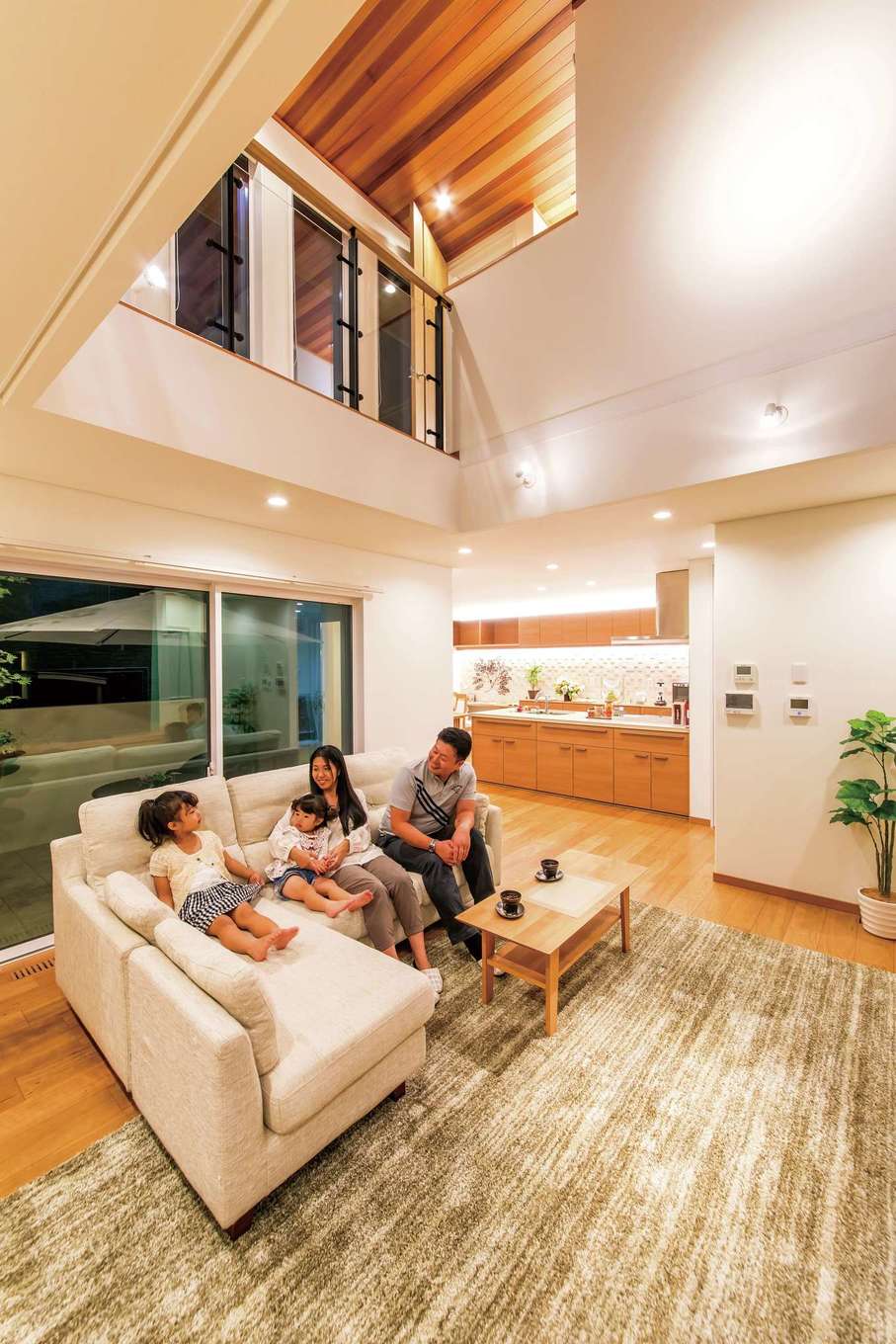 住宅工房 アリアンス【デザイン住宅、省エネ、間取り】スケールの大きな吹抜けのリビング。床全面からの輻射熱暖房による全館空調システムを採用し、家中どこにいても同じ温度を保つ。ダイニングキッチンとゾーンが分かれているので、食事中に来客があっても見られる心配がない