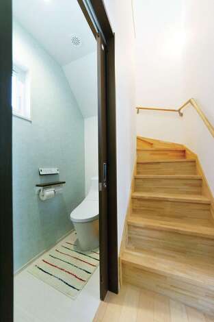 リビングから引き戸を開けると、階段とトイレがある。扉が１枚あることで、トイレ使用時の音が気にならない