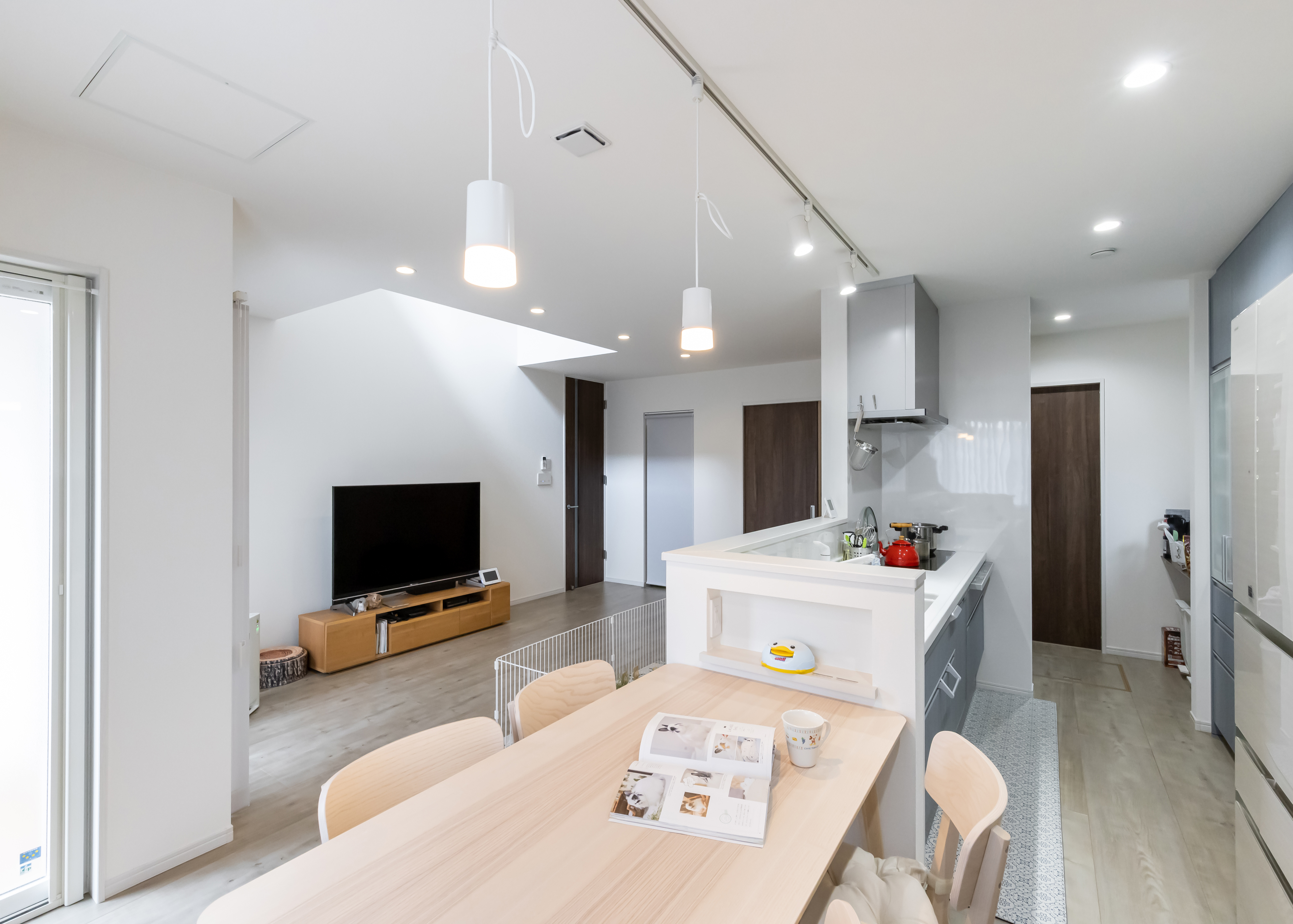 吉川住建【省エネ、ペット、収納力】ダイニングからの眺め。キッチンの隣はパントリーで、奥の扉を開けると洗面脱衣室へ。階段のあるホールともつながった回遊型の動線が家事の時短にも貢献