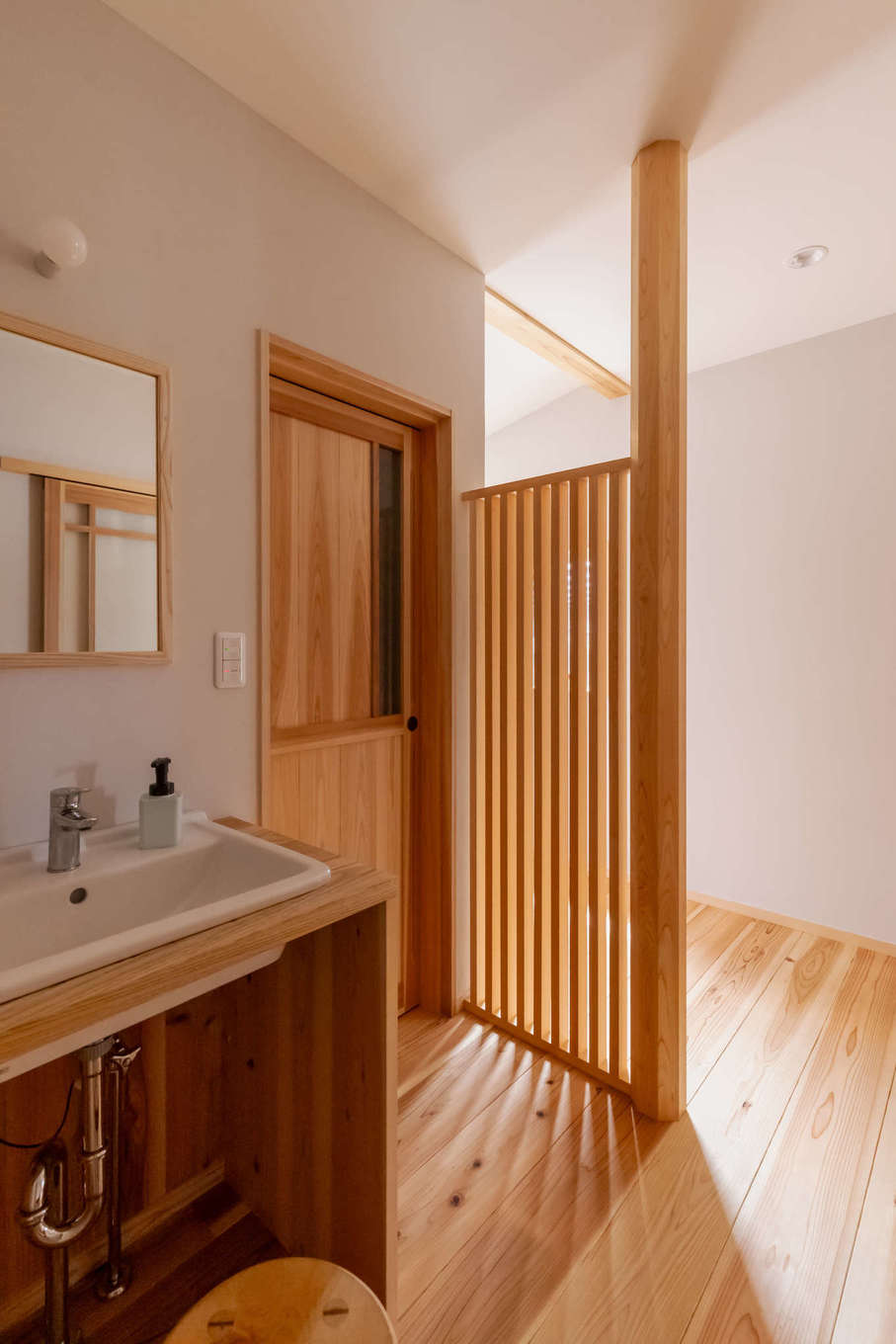 有吉住宅【収納力、自然素材、間取り】玄関ホールに手洗いスペースとトイレを配置。リビングやキッチン、浴室へも回遊できる間取りになっている