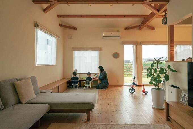 リビングに足を踏み入れた瞬間、無垢の木の優しい香りに癒される。いずれ夫婦ふたりでスムーズに暮らせるよう、バリアフリー＆すべて引き戸にするなど、将来への配慮もたっぷり