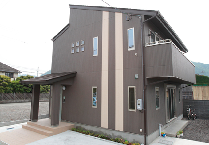 勾配の付いた屋根と小窓が、外観に表情をつくり出している