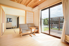 土間から和室～リビングとつながる間取り。和室はシーンによって客間にもお茶の間スペースにもなる