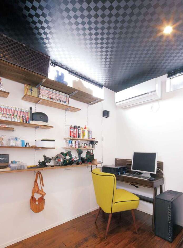 モノトーンでクールにまとめたご主人の書斎。可動式の棚に本や小物を並べることで空間を広く使える