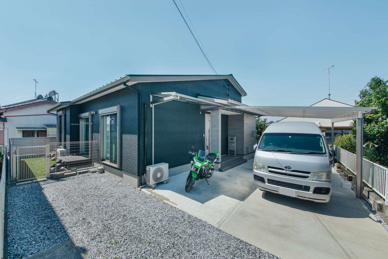 エフエフ住宅【ペット、平屋、スキップフロア】濃いグレーの外壁がモダンな雰囲気を醸す、シンプルな平屋の外観