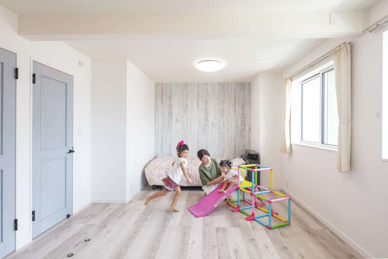 遠州鉄道 遠鉄ホーム【子育て、収納力、間取り】子ども部屋は白とブルーの爽やかな空間。子どもたちの成長に合わせて間仕切りも可能