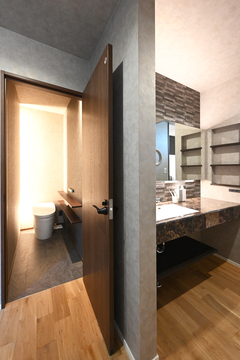 玄関を入るとすぐトイレで横が洗面スペース