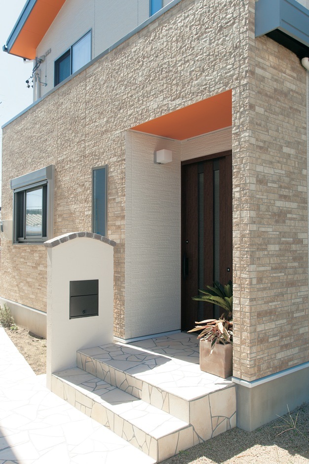 軒下を鮮やかなオレンジに塗り、若いお2人ならではの個性を表現。屋根一体型のソーラーパネルを搭載している